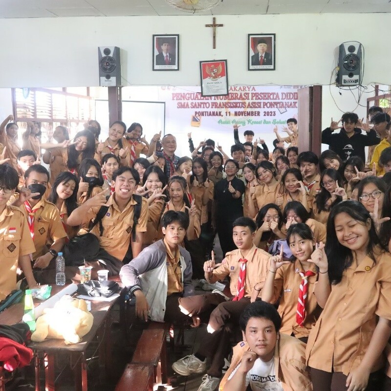 Foto Bersama Siswa-siswi Peserta Lokakarya Numerasi
Dengan Fasilitator dan Kepala Sekolah